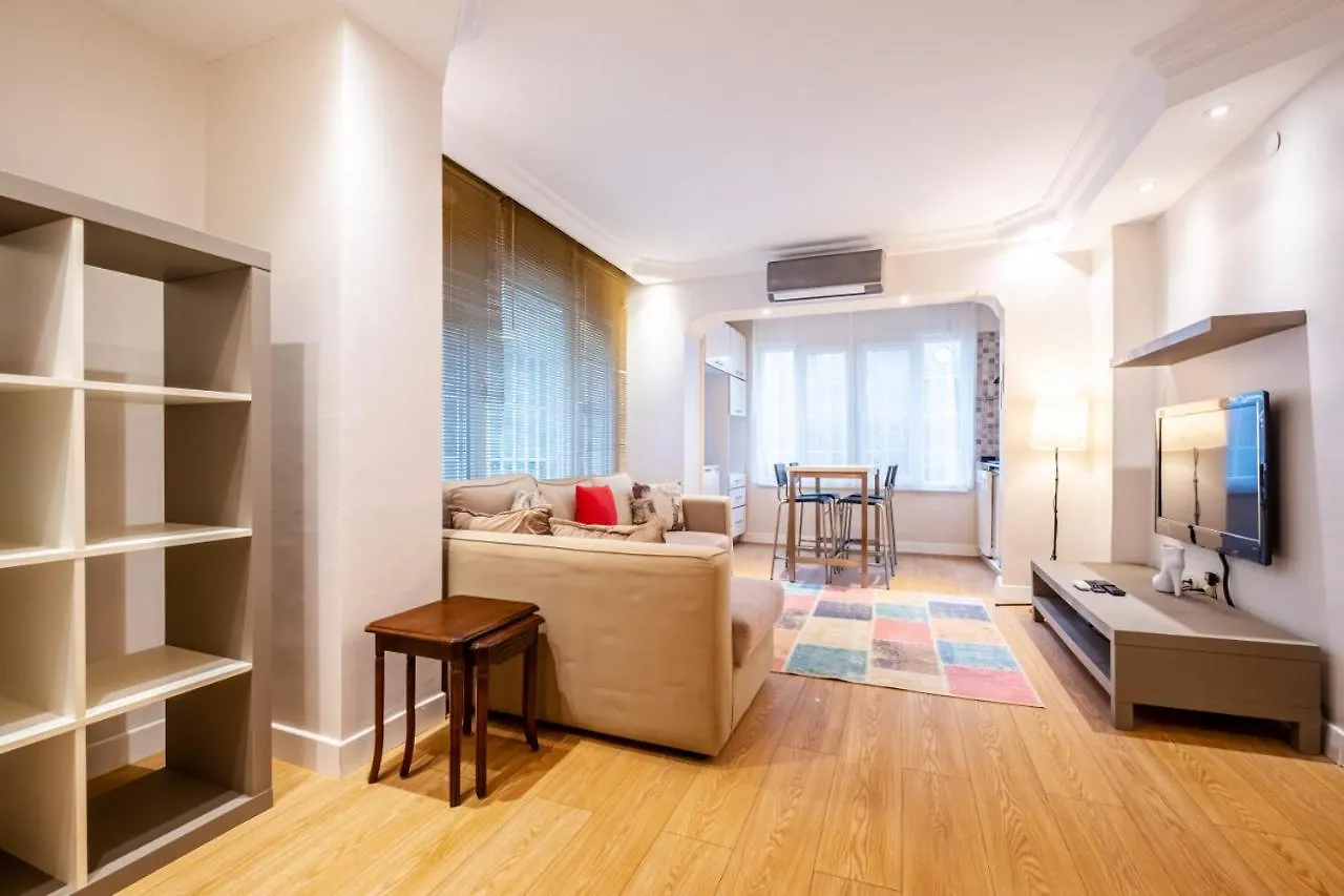Vibrant Flat Close To Zorlu Center With Backyard 伊斯坦布尔