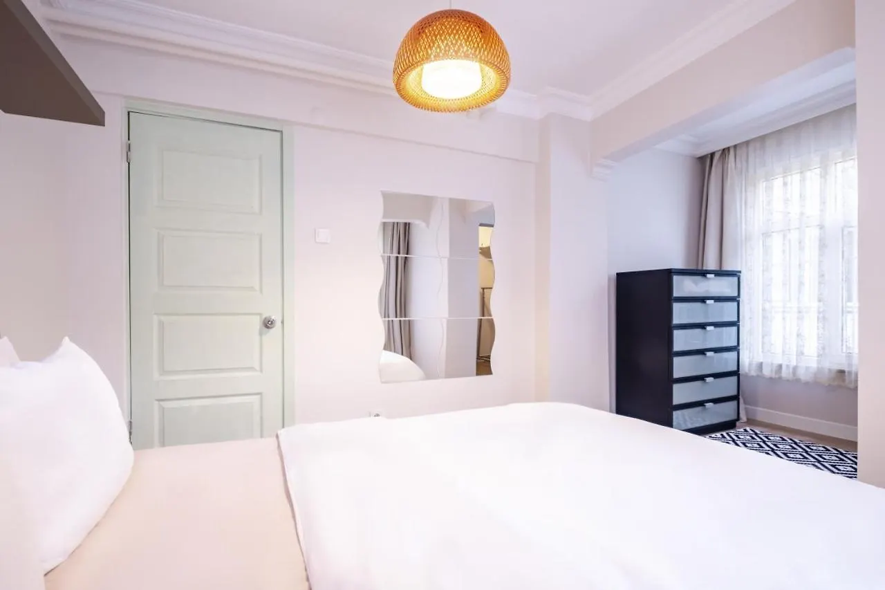 Vibrant Flat Close To Zorlu Center With Backyard Istanbul Apartment