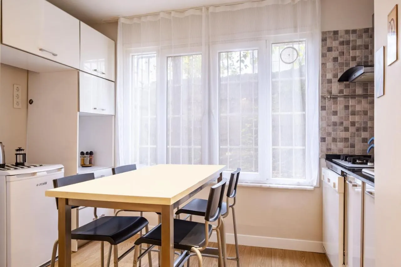 Vibrant Flat Close To Zorlu Center With Backyard Istanbul Turkey
