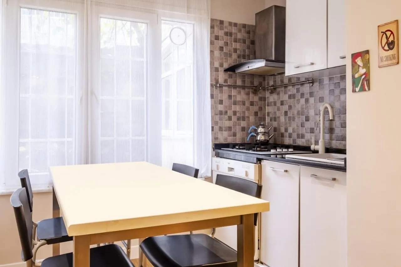 Apartment Vibrant Flat Close To Zorlu Center With Backyard Istanbul