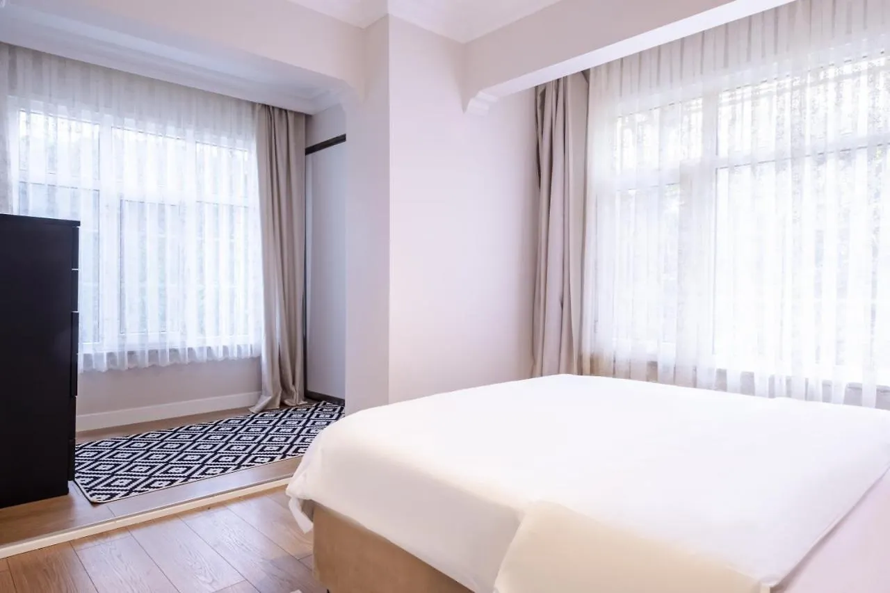 Vibrant Flat Close To Zorlu Center With Backyard Istanbul Apartment